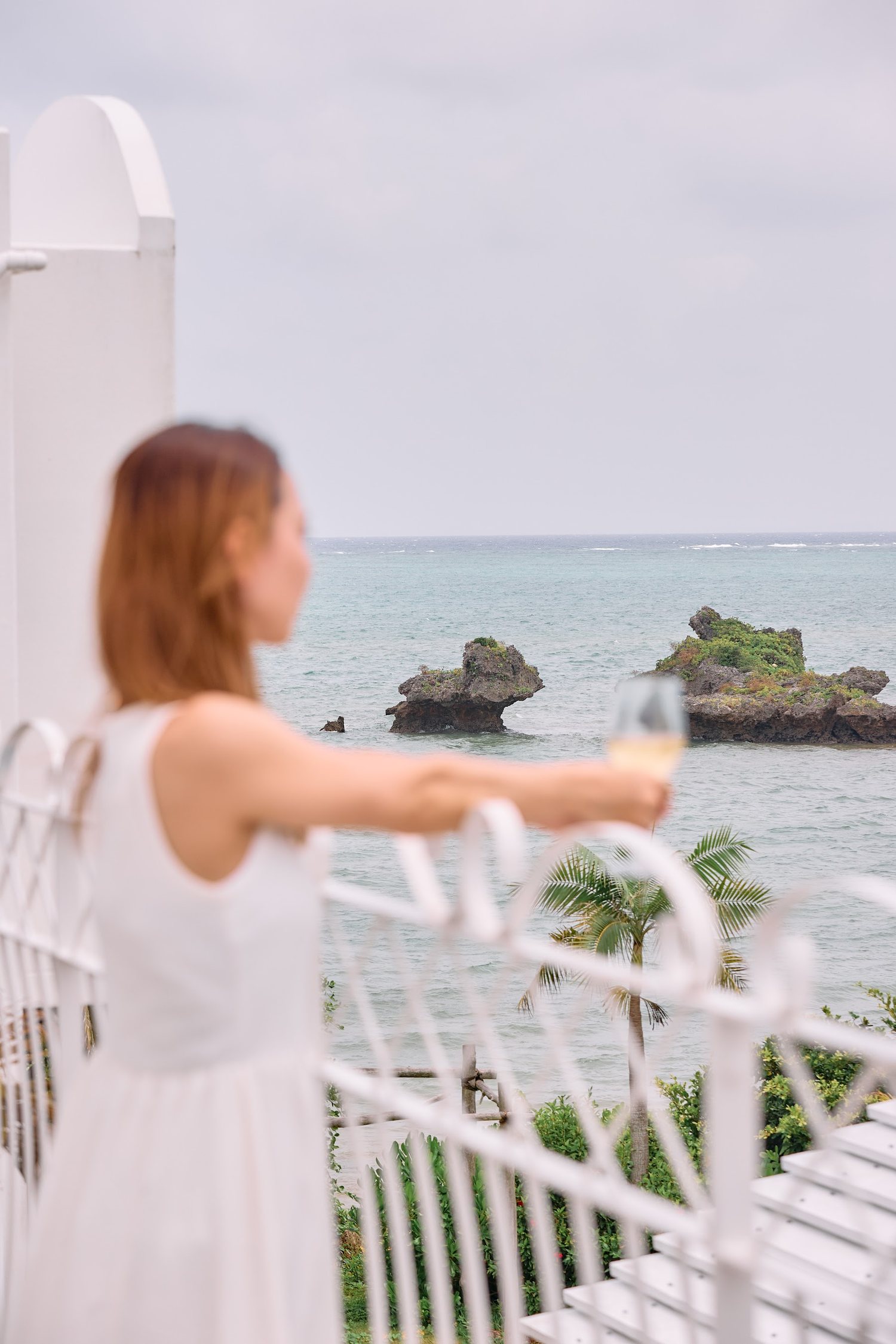 バルコニーで海を見ながら乾杯